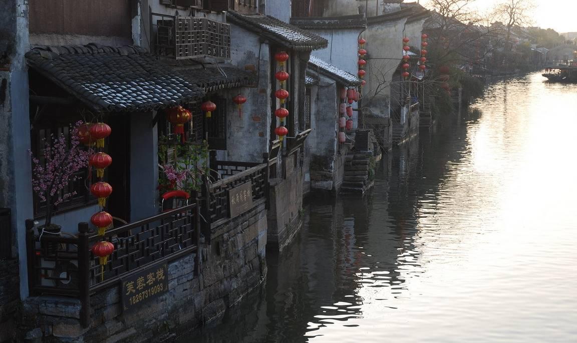 武僧一龙身价过亿,拥有价值千万私人游艇,百万豪车美女相伴